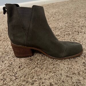 Tom’s EUC Sage Suede Chelsea Ankle Boots with Stacked Heel.